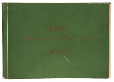 un livre vert avec une inscription rouge sur la couverture