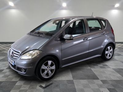 la classe b de la mercedes est garée sur un sol en damier