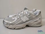 La New Balance 990 est une chaussure de course blanche et argentée