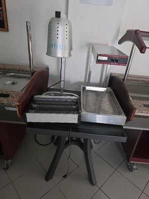 une photo d'une cuisine avec une cuisinière et un plan de travail
