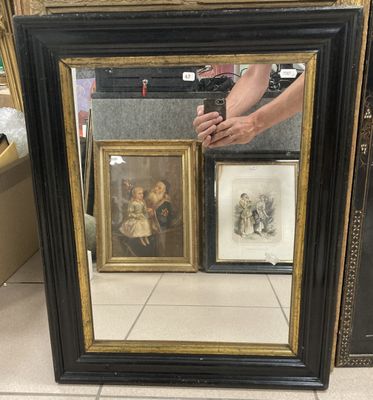 une photo d'une personne tenant une photo devant un miroir