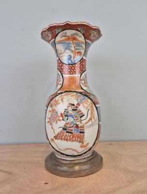 JAPON. Vase en porcelaine polychrome à décor de samouraï.