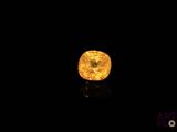 gros plan d'un diamant jaune sur une surface noire