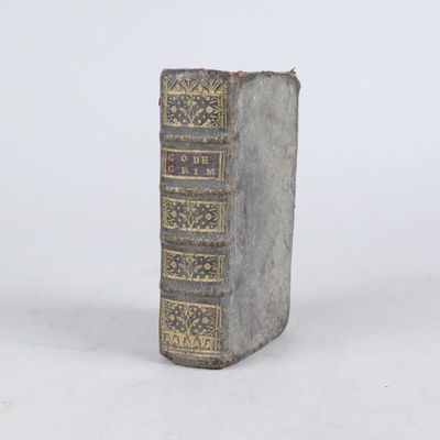 un livre posé sur une table