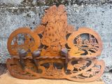 une étagère en bois sur laquelle sont disposés plusieurs objets décoratifs