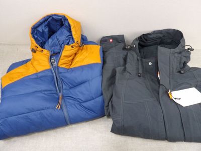 deux vestes posées l'une à côté de l'autre sur le sol