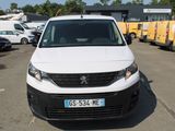 une camionnette blanche garée dans un parking