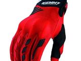 un gros plan sur une paire de gants rouges sur fond blanc