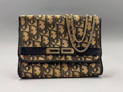 un sac à main marron et noir muni d'une chaîne