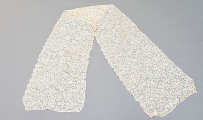 foulard en dentelle blanche orné de fleurs sur fond gris