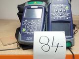 deux téléphones portables posés sur une étagère, avec une étiquette de prix