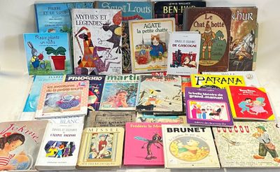beaucoup de livres pour enfants qui se trouvent sur la table