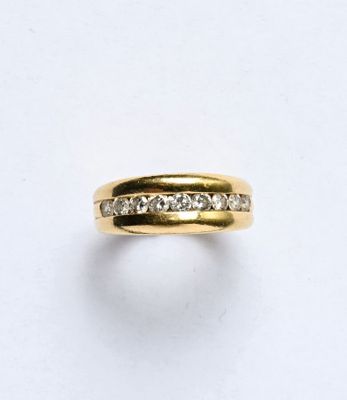 une image d'une bague en or avec des diamants sur un fond blanc
