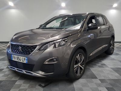 la voiture grise est garée sur un sol en damier dans le garage