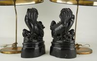 Paire de lampes retenant deux sujets en pierre dure à décor … (photo 5)
