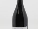 une bouteille de vin rouge avec une étiquette dessus