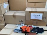 des cartons empilés les uns sur les autres, sur lesquels est accrochée une pancarte