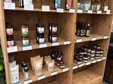de nombreuses bouteilles de vin sur les étagères du magasin