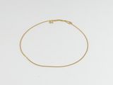 un bracelet en chaîne d'or orné d'une petite étoile