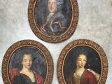 trois portraits encadrés représentant un homme et une femme en costume de la Renaissance