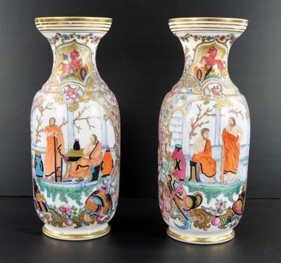 paire de vases chinois ornés de figures sur fond noir