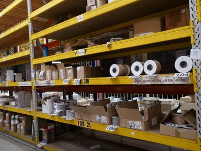 de nombreux cartons et boîtes sur les étagères de l'entrepôt