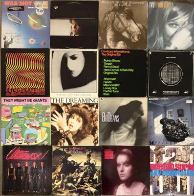 plusieurs pochettes d'album différentes sur le mur d'une pièce
