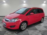 la voiture rouge est garée dans le garage sur le sol en damier