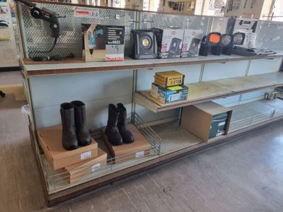 de nombreux articles sur les étagères du magasin