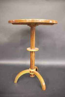 Guéridon en bois de placage plateau à cuvette centré d'une c…