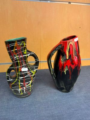 deux vases posés l'un à côté de l'autre sur une table