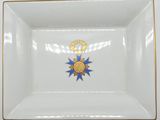 une image représentant une assiette blanche ornée d'une étoile bleue