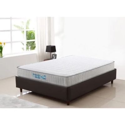 Le matelas de la chambre est en cuir et est recouvert d'un surmatelas.