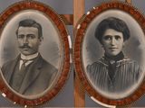deux vieilles photos en noir et blanc représentant un homme et une femme