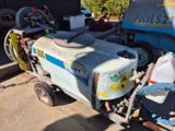 une petite machine garée dans la cour
