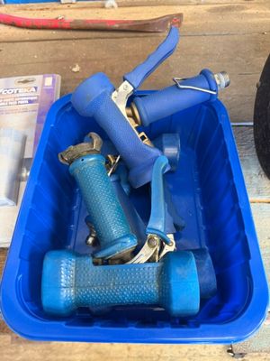 un bac bleu contenant tout un tas d'outils