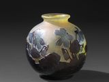 un vase posé sur une surface noire