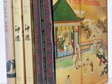 trois livres sont empilés sur une table