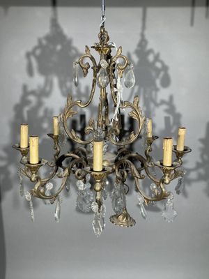 un lustre avec beaucoup de bougies