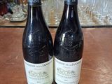 deux bouteilles de vin posées sur une table, avec une étiquette de prix