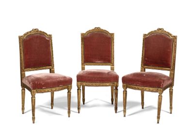 Trois chaises en bois doré, mouluré et sculpté de motifs de …