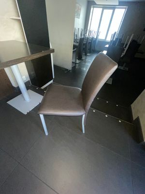 une chaise qui se trouve au milieu d'une pièce