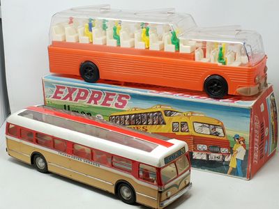 2 autocars-jouets de grande taille :