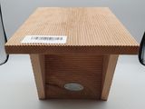 une boîte avec une étiquette posée sur une table