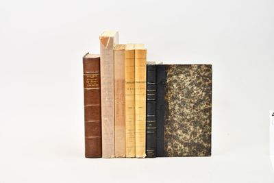 plusieurs livres sont empilés sur une surface blanche