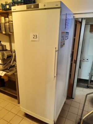 une photo d'une cuisine avec un réfrigérateur à l'intérieur