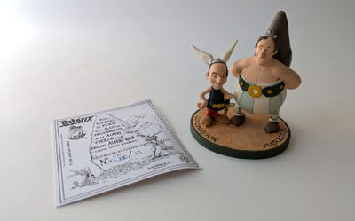 une petite figurine représentant une femme et un homme