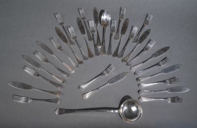 un grand nombre de fourchettes et de cuillères disposées en cercle