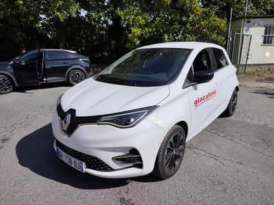 une voiture blanche garée dans un parking à côté d'autres voitures