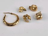 trois bijoux en or, dont une bague, une boucle d'oreille et une bague